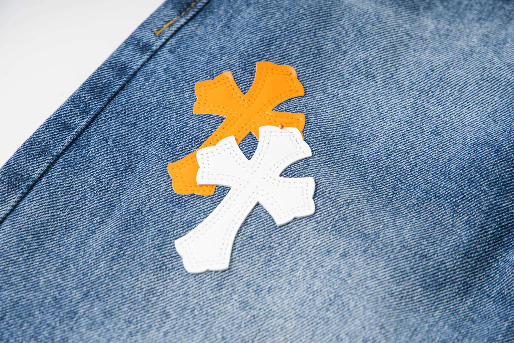 P260 Chrome Hearts light blue pants, Sanskrit yellow and white patchwork leather jeans. CH jeans need to be washed before being dismantled and then hand-stitched with sheepskin cross leather and then spliced ​​together. The whole piece has too many craftsmanship to explain. The patchwork is decorated with cross flowers, and the high-waisted washed jeans! ! Absolutely high-end luxury products, god-level single products and super popular products, made with top heavy industry, a must-see magic weapon. Customized hardware. The fabric is thick and soft after washing. It has good breathability. Customized small leather label. Unique design. The details are simple and elegant, and the workmanship is exquisite. The entire trousers are neatly routed and the details are in place! It’s so cool that both men and women can easily control the genderless trend! Style number: 1804# Color: blue Size: 28 30 32 34